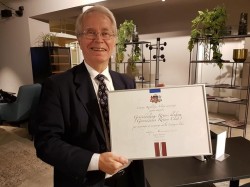 Kjell Olav med diplomet